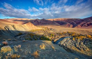 Утро было морозным и спокойным. Первые лучи солнца осветили долину реки и ущелье.