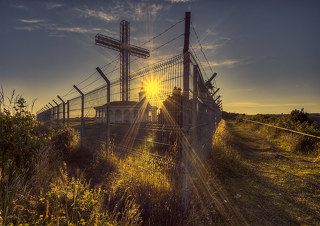 Чили, город Пуэрто монтт можно сказать последний оплот цивилизации Чили дальше тихий океан, острова, фьорды, Патагония... Этот крест стоит на острове в заливе тихого океана рядом с городом, под крестом часовня, но все почему-то обнесено колючей проволокой, вообще колючую проволоку любят в Чили :)