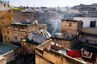 В городе Фес, что в Марокко, среди кварталов старого города скрывается древний цех по выделке кожи.