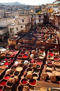 В Фесе выделывают кожи уже более 1000 лет, и в течение всего этого времени более 40 поколений кожевников передают младшим секреты дубления, отделки и окраски кожи.