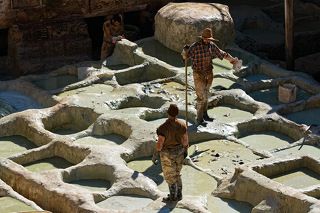 Кожу сначала дубят, используя довольно пахучие натуральные компоненты,