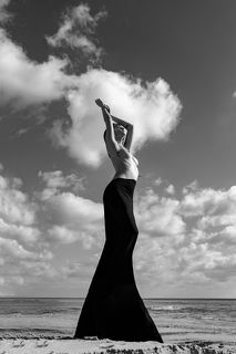 Sleeping with your ghosts is never easy. We carry within us fears, anxieties, ancestral anxieties that drag along with us, latent, subtle and present themselves every time we close our eyes, looking for a little peace. We would like to find ourselves there, on the sea, to dream, freeing ourselves from all that afflicts us.