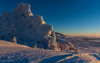 03 Роскошный иней часто покрывает их поверхность, подчёркивая и без того затейливый рельеф, …