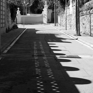 Барселона...  Они стояли на корабле у борта...
                ..., прощально глядя на огни порта )