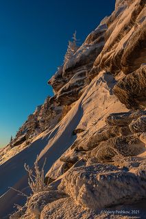 02 Теплый солнечный свет подчеркнул оттенок камня, …