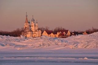 Россия. Церковь Петра и Павла в деревне Ветвеник на берегу Чудского озера.