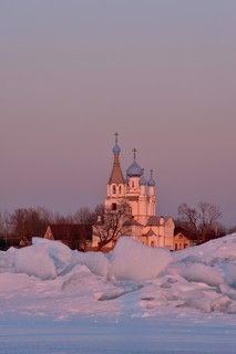 Россия. Церковь Петра и Павла в деревне Ветвеник на берегу Чудского озера.