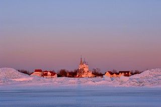 Россия. Церковь Петра и Павла в деревне Ветвеник на берегу Чудского озера.