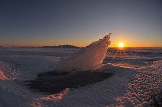 Ледяные торосы на Чудском озере.Россия. Псковская область.