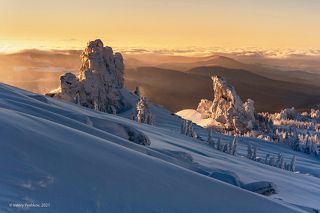01 Погожее зимнее утро на скалах-останцах «Верблюдах» на склонах горы Курган над Шерегешем