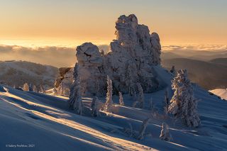 02 Теплый утренний свет и облачность на вершинах окрестных гор усиливают эффект, …