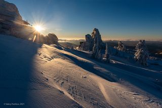 01 Скалы-останцы «Верблюды» на склонах горы Курган над Шерегешем: скользящий утренний свет, …