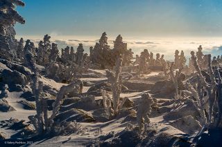 02 Они поднимают в воздух снежную пыль, …