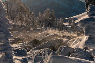 03 … которая течет над склонами, …