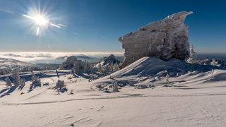02 День обещает быть живописным, а впереди у меня неторопливый спуск по искрящимся снежным просторам …