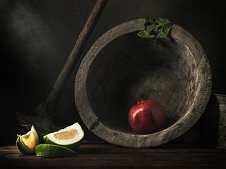 Про помелу. Натюрморт с тарелкой, старой мотыгой и фруктами, серия \