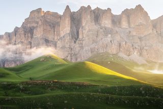 Укутывая солнечными лучами. Гора Мехтыген, 3154 м. Россия, Кабардино-Балкарская Республика, июнь 2022 года.
