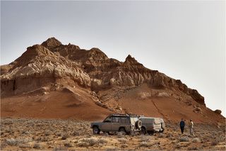 22.03.2012, 13:18 Через пять часов после старта из Алматы мы развернули лагерь у подножия хребта «Улькен-Богуты».