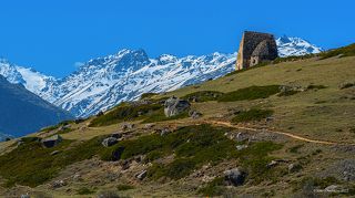 01 В нашей поездке с грандиозными горными панорамами постоянно соседствовали следы давней деятельности человека