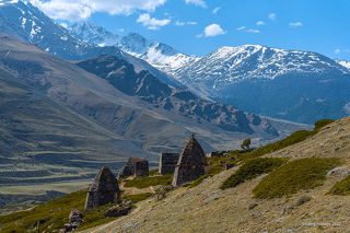 02 Это город мёртвых неподалёку от балкарского села Эльтюбю. Здесь на травянистых склонах находится комплекс надмогильных сооружений, построенных в XI – XVIII веках