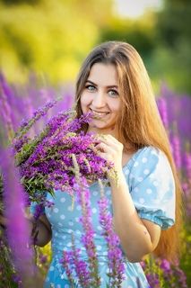 женский портрет с цветами. прибрежные цветы - древестник иволистный на побережье реки Ахтуба