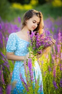 женский портрет с цветами. прибрежные цветы - древестник иволистный на побережье реки Ахтуба