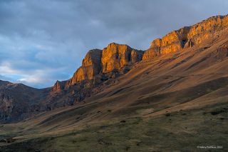 02 Вечерние лучи удачно подсветили скальную стену …