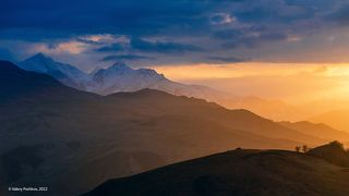 01 Этот весенний вечер на перевале Актопрак не поразил грандиозными световыми картинами, хотя локальных сюжетов появилось вполне достаточно…