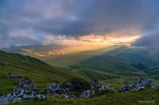 01 Неожиданно, сквозь сплошную облачность проглянули дальние дали, освещённые лучами заходящего солнца, …
