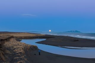 Камчатка, полнолуние на Халактырском пляже