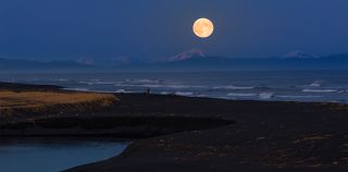 Камчатка, полнолуние на Халактырском пляже