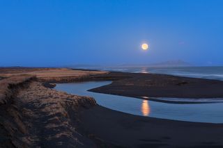 Камчатка, полнолуние на Халактырском пляже