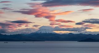 Камчатка, нашествие линзовидных облаков над вулканом Вилючинский