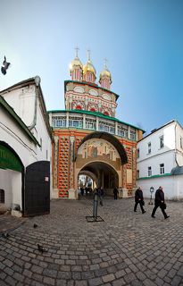 Надвратная церковь Рождества св. Иоанна Предтечи (1692 – 1699) 

Церковь Рождества Иоанна Предтечи (Предтеченский храм) расположена на восточной стороне монастыря, над широким арочным проемом, в котором до перенесения в сер. XVI в. монастырской стены несколько далее к востоку располагались Святые врата – главный вход в монастырь. Церковь возведена в 1692–1699 гг. на средства знаменитого купца и промышленника Г. Д.  Строганова (1656–1715).    Церковь заслуженно относится к числу лучших построек строгановского направления стиля московского барокко. Увенчанная изящным пятиглавием и украшенная богатым резным декором, выделяющимся на фоне красных стен, она служит прекрасным оформлением главного входа в монастырь, чем и определяется ее роль в архитектурном ансамбле монастыря.     Настенная роспись в церкви Рождества Иоанна Предтечи была восстановлена в 1948 г. и воспроизводит несохранившуюся роспись 1872 г. Украшающий сейчас храм резной иконостас XIX в., выполненный в стиле классицизма, установлен также в 1948 г. В притворе церкви сохранилась изразцовая печь XVII в.     В настоящее время в храме ежедневно совершается Таинство исповеди для паломников с 6 до 11 час., а с 14 час. – по особому чину, служба изгнания злых духов.