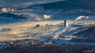 03 Несмотря на то, что бываю я там с 2007 года, мне как-то не случилось запечатлеть посёлок в более-менее адекватном виде. В этот раз морозная дымка и низкое солнце помогли мне немного передать его характер…