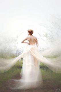 Она нашла себя в таинственном саду...