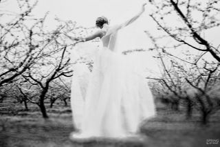 Она нашла себя в таинственном саду...