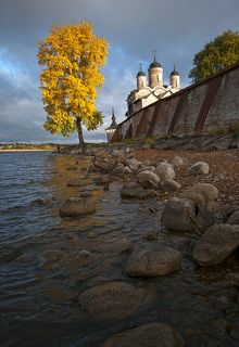 Чудесный свет подарила нам осень в последний день нашего прибывания :) Поэтому прыгать по камушкам в воде и ловить ее желто-рыжее лицо в озере было счастьем :)