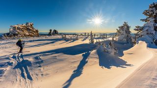 01 Верблюды – это цепочка живописных скал-останцев на склоне горы Курган, где скалы, снежные сугробы, невысокие пихты и кедры весьма богаты на зимние фактуры, хотя в этот раз они встретили нас довольно скромненько)