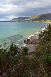 1. Есть на Юге Тасмании в северной части перешейка Eaglehawk Neck одно удивительное  место.