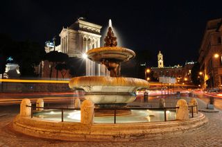 Фонтан Площади Д’ара Коэли расположен у основания Капитолийского холма. Это один из самых первых и простых фонтанов, построенных в городе в эпоху Ренессанса. Наверху фонтана находятся фигуры детей с кувшинами, а над ними расположен геральдический символ папской семьи. По заказу Папы Сикста V в 1589 году фонтан был разработан Giacomo della Porta и построен Andrea Brasca, Pietro Gucci и Pace Naldini.