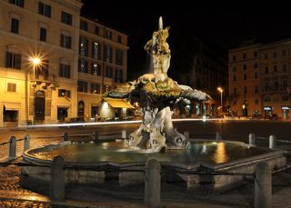 Фонтан Тритона, созданный Джованни Лоренцо Бернини, расположен на площади Барберини. Фонтан был сделан в 1642 году по заказу папы Урбана VIII (Барберини).   Постамент фонтана образуют 4 дельфина, на кончиках хвостов которых располагается огромная раковина. На раскрытых створках этой раковины находится статуя Тритона, сына бога Посейдона. Тритон выдувает из раковины струю воды, которая наполняет чашу фонтана. Между дельфинами расположены изображения герба семьи Барберини.