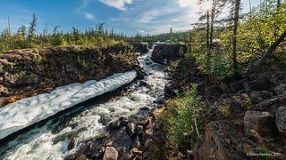 01 Только накануне закончился наш двухдневный подъём по Курейке, а мы уже оказались в красивейшем месте – на правом притоке реки Яктали …