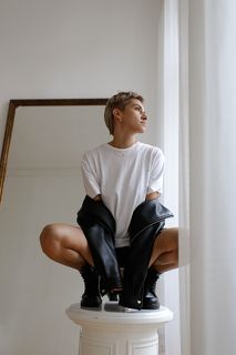 Женский портрет в студии. Девушка в кожанной куртке.