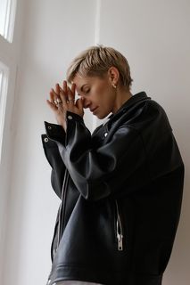 Женский портрет в студии. Девушка в кожанной куртке.