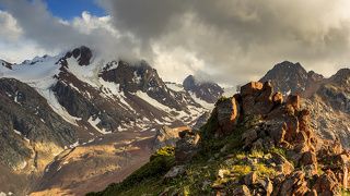 Облака проносятся с ветерком над снежными пиками