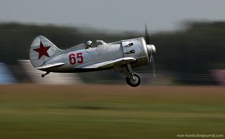 Самолет И-16 конструкции И. И. Поликарпова в середине 30-х годов прошлого столетия был самым скоростным и маневренным в мире истребителем. В его летных испытаниях участвовали Герои Советского Союза Валерий Чкалов и Владимир Коккинаки. (с проводкой не так уж легко было снять- один лишь кадр удачный)