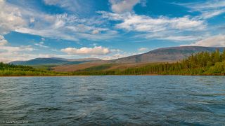 02 Название реки Яктали переводится с эвенкийского языка, как «ручей». И в этом есть смысл: сухим летом она мелеет так, что во многих местах пройти по ней на лодке или катамаране можно только волоком. Мы же были там в большую воду и мощи течения этого «ручья» могут позавидовать многие горные и равнинные реки…
