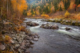 Нарядились берега в осенние наряды!