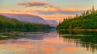 01 Около слияния с Яктали река Курейка эффектно смотрится на фоне типично Путоранских склонов